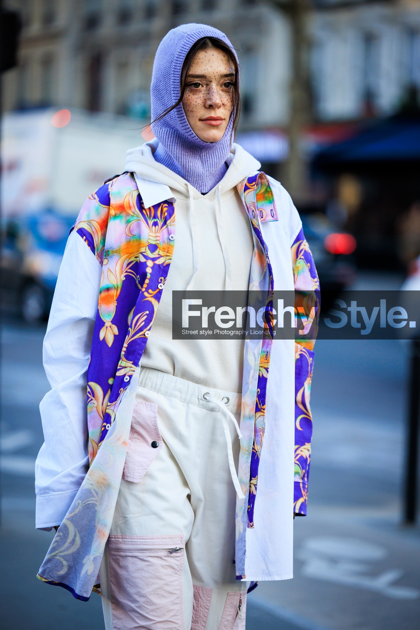 freckles, purple hood, white hoodie, sporty look, jogging pants, white pants, fashion week, frenchystyle, FW, jonathan paciullo, street style, PFW, PARIS, menswear, AUTUMN WINTER 2022-2023, FALL WINTER 2022-2023, FW 22-23, atmosphere details, detail, vertical