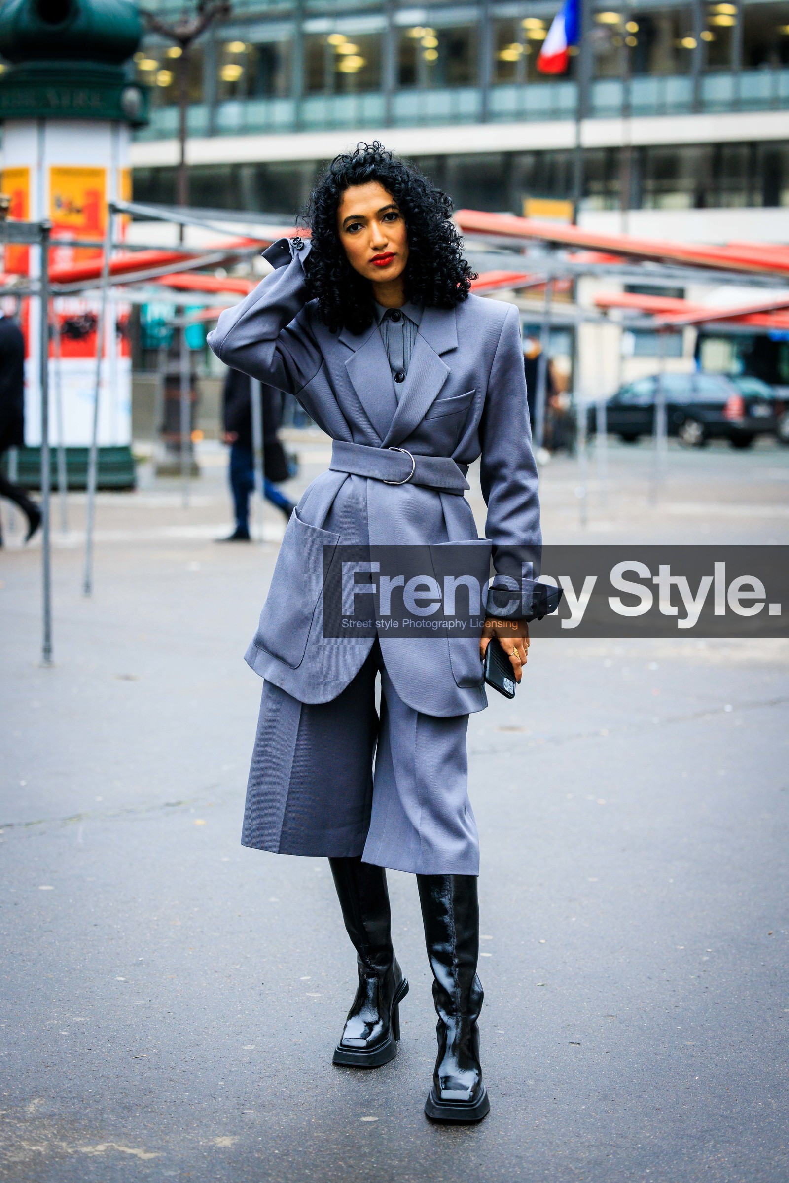 grey blazer, belted blazer, long blazer, suit shorts, baggy shorts, grey shorts, black boots, leather boots, red lips, curly hair, grey shirt, full grey look, fashion week, frenchystyle, FW, jonathan paciullo, street style, PFW, PARIS, menswear, AUTUMN WINTER 2022-2023, FALL WINTER 2022-2023, FW 22-23, full length, vertical
