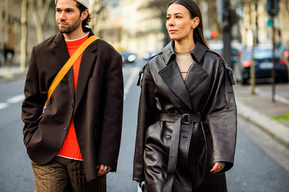 leather trench, brown trench, gucci pants, logo pants, beige bottines, cow print bag, animal print bag, coperni bag, beige top, cut out top, oatmeal beanie, orange sweatshirt, brown blazer, crossbody bag, baggy pants, brown trousers, couple, fashion week, frenchystyle, FW, jonathan paciullo, street style, PFW, PARIS, menswear, AUTUMN WINTER 2022-2023, FALL WINTER 2022-2023, FW 22-23, atmosphere details, detail, horizontal