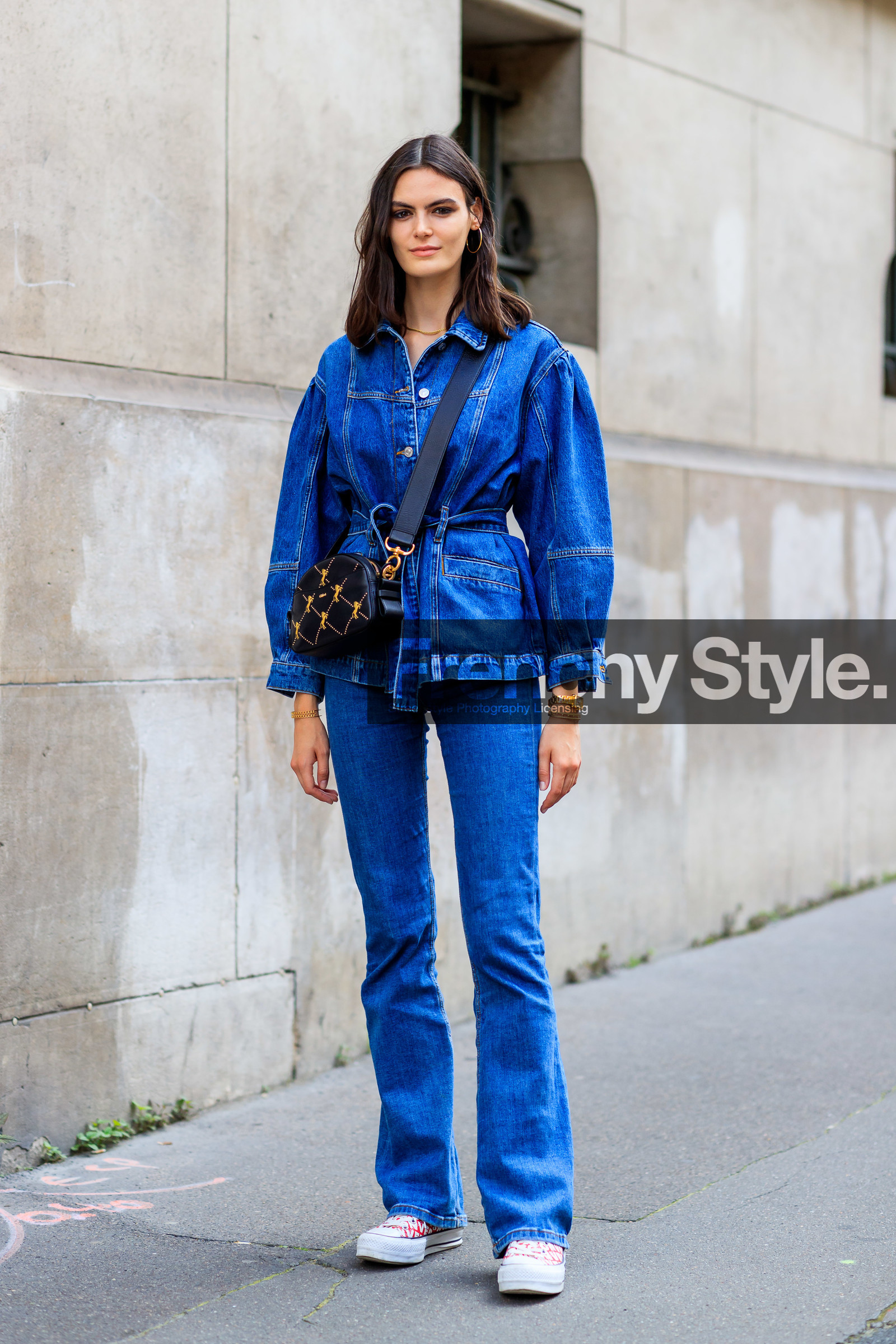 flare jeans, denim, denim jacket, denim shirt, blue jacket, blue shirt, blue jeans, belted jacket, belted shirt, denim total look, red sneakers, converse shoes, crossbody bag, black leather bag, embroidered bag, chloe bag, fashion week, frenchystyle, FW, jonathan paciullo, street style, PFW, PARIS, AUTUMN WINTER 2021-2022, FALL WINTER 2021-2022, FW 21-22, vertical, full length, model