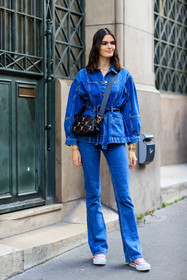 flare jeans, denim, denim jacket, denim shirt, blue jacket, blue shirt, blue jeans, belted jacket, belted shirt, denim total look, red sneakers, converse shoes, crossbody bag, black leather bag, embroidered bag, chloe bag, fashion week, frenchystyle, FW, jonathan paciullo, street style, PFW, PARIS, AUTUMN WINTER 2021-2022, FALL WINTER 2021-2022, FW 21-22, vertical, full length, model