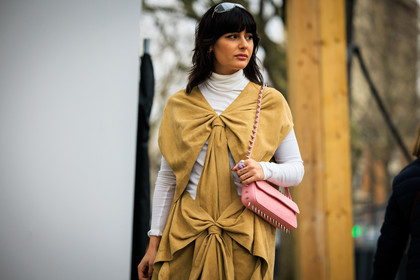 pink handbag, studded handbag, green earrings, sunglasses, cut out dress, assymetric dress, knotted dress, beige dress, turtleneck top, white top, fashion week, frenchystyle, FW, jonathan paciullo, street style, PFW, PARIS, menswear, FALL WINTER 2022-2023, AUTUMN WINTER 2022-2023, FW 22-23, atmosphere details, detail, horizontal