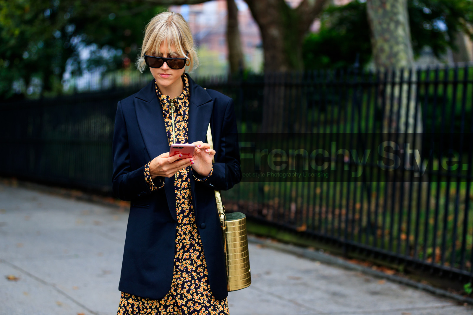 black jacket, blazer, brown dress, gold bag, graphic dress, leather bag, linda tol, printed dress, shiny bag, sunglasses, street style, jonathan paciullo, FW, frenchystyle, fashion week, NYFW, NEW YORK, SPRING SUMMER 2019, SS 19, atmosphere details, horizontal, detail