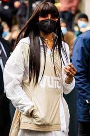 round sunglasses, dark sunglasses, louis vuitton, details, long hair, beige shirt, white shirt, assymetric shirt, golden necklace, rings, multiple bracelets, fashion week, frenchystyle, FW, jonathan paciullo, street style, PFW, PARIS, menswear, FALL WINTER 2022-2023, AUTUMN WINTER 2022-2023, FW 22-23, atmosphere details, detail, vertical