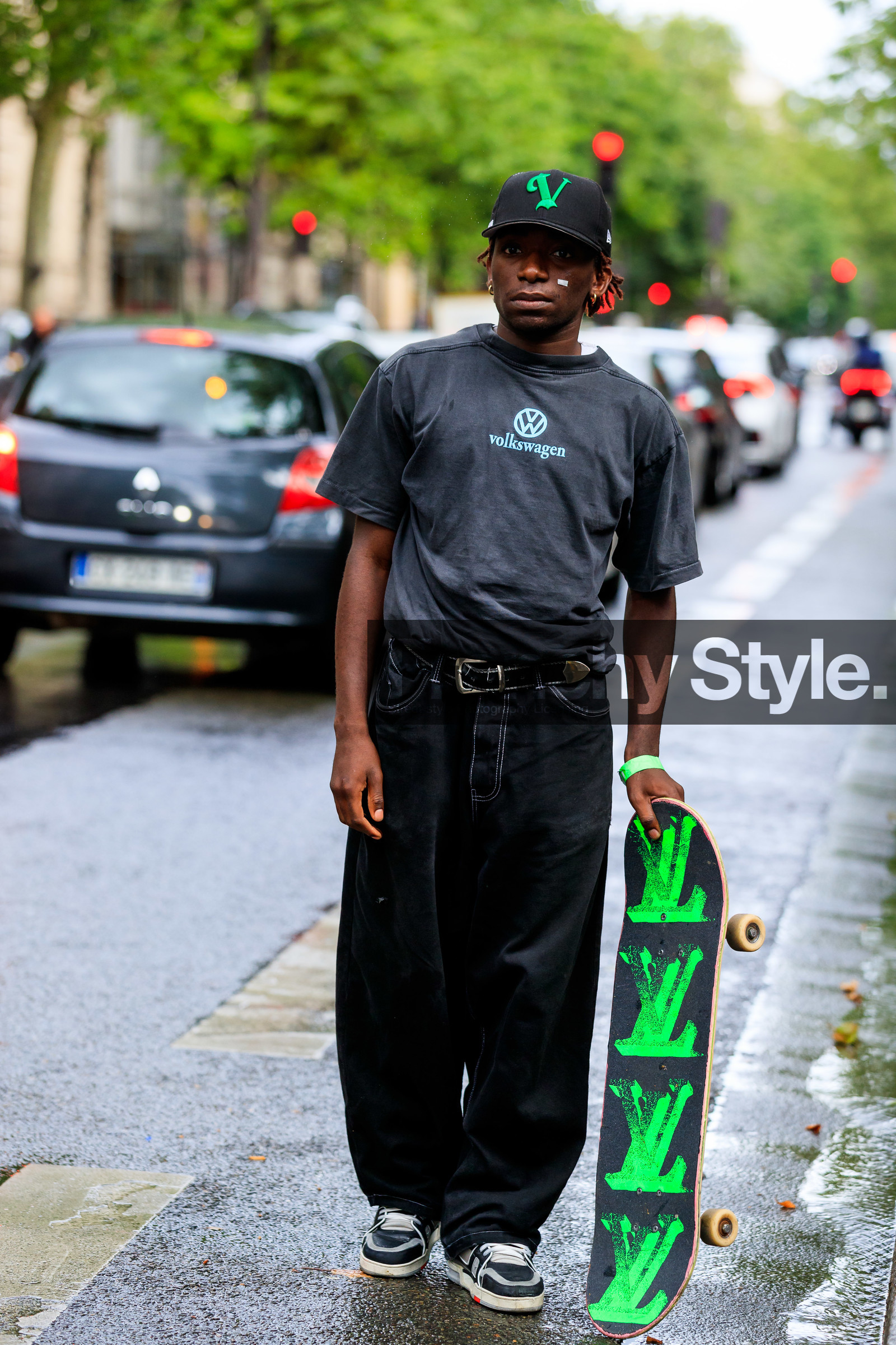 black t-shirt, black top, black total look, black pants, black jeans, black cap, short sleeves t-shirt, logo printed t-shirt, volkswagen t-shirt, rider look, oversize pants, oversize t-shirt, loose jeans, loose pants, loose t-shirt, louis vuitton board, louis vuitton accessory, black belt, black leather belt, low waist jeans, neon green cap, fashion week, frenchystyle, FW, jonathan paciullo, street style, PFW, PARIS, AUTUMN WINTER 2021-2022, FALL WINTER 2021-2022, FW 21-22, vertical, full length