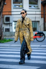 animal print trench, serpent trench, green trench, mini bag, prada bag, crossbody bag, black pants, leather pants, black sunglasses, golden loops, golden earrings, fashion week, frenchystyle, FW, jonathan paciullo, street style, PFW, PARIS, menswear, AUTUMN WINTER 2022-2023, FALL WINTER 2022-2023, FW 22-23, full length, vertical