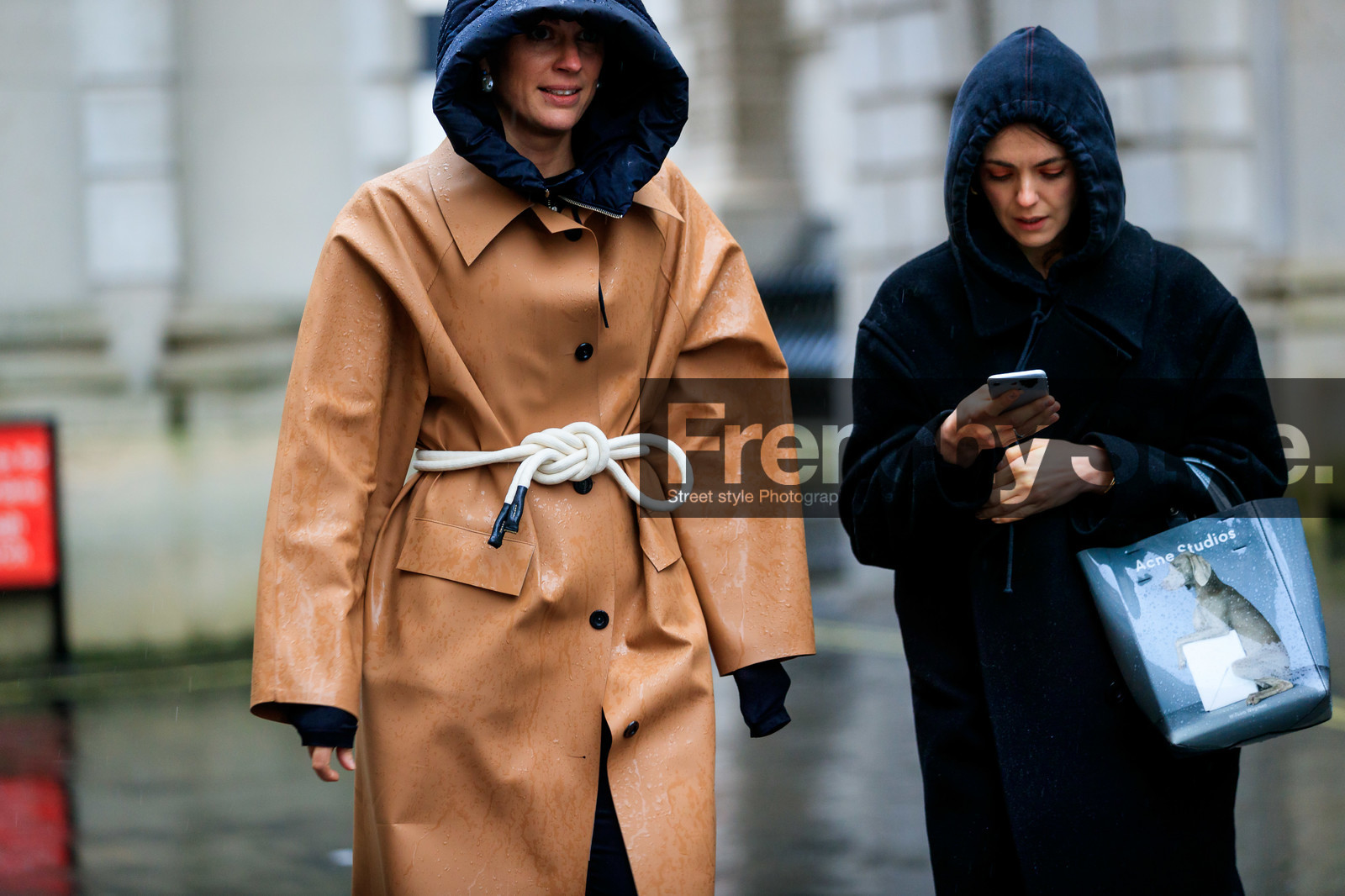 beige leather coat, white belt, rope belt, belted coat, black coat, black hoodie, down jacket, acne studios bag, hand bag, plastic bag, blue bag, fashion week, frenchystyle, FW, jonathan paciullo, street style, LFW, LONDON, AUTUMN WINTER 2020-2021, FALL WINTER 2020-2021, FW 20-21, horizontal, atmosphere details, detail