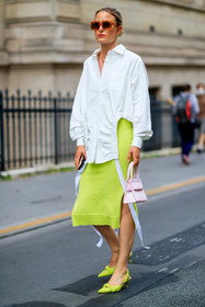 yellow skirt, yellow leather shoes, yellow leather pumps, neon yellow shoes, neon yellow skirt, white shirt, asymetrical shirt, drape shirt, square shape glasses, scale sunglasses, light pink leather bag, hand bag, kitten heels pump, sling back shoes, knit skirt, knitwear, split skirt, fashion week, frenchystyle, FW, jonathan paciullo, street style, PFW, PARIS, AUTUMN WINTER 2021-2022, FALL WINTER 2021-2022, FW 21-22, vertical, full length