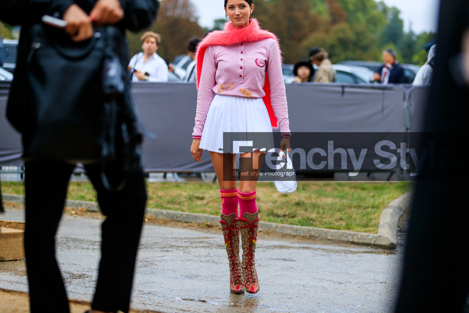 vanille verloes, dior bag, dior top, dior shoes, dior socks, sportswear, pink polo shirt, long sleeves t-shirt, white skirt, pleated skirt, lacoste skirt, mini skirt, pink scarf, woolen scarf, white bag, hand bag, high boots, high heels boots, high socks, pink socks, monogrammed boots, sharp end boots, red boots, laced boots, fashion week, frenchystyle, FW, jonathan paciullo, street style, SPRING SUMMER 2020, SS 20, PFW, PARIS, horizontal, atmosphere details, detail