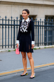 black dress, ruffle dress, lace dress, bicolor dress, white dress, mini dress, long sleeves dress, pearl earrings, big earrings, roger vivier shoes, fashion week, frenchystyle, FW, jonathan paciullo, street style, PFW, PARIS, AUTUMN WINTER 2021-2022, FALL WINTER 2021-2022, FW 21-22, vertical, full length