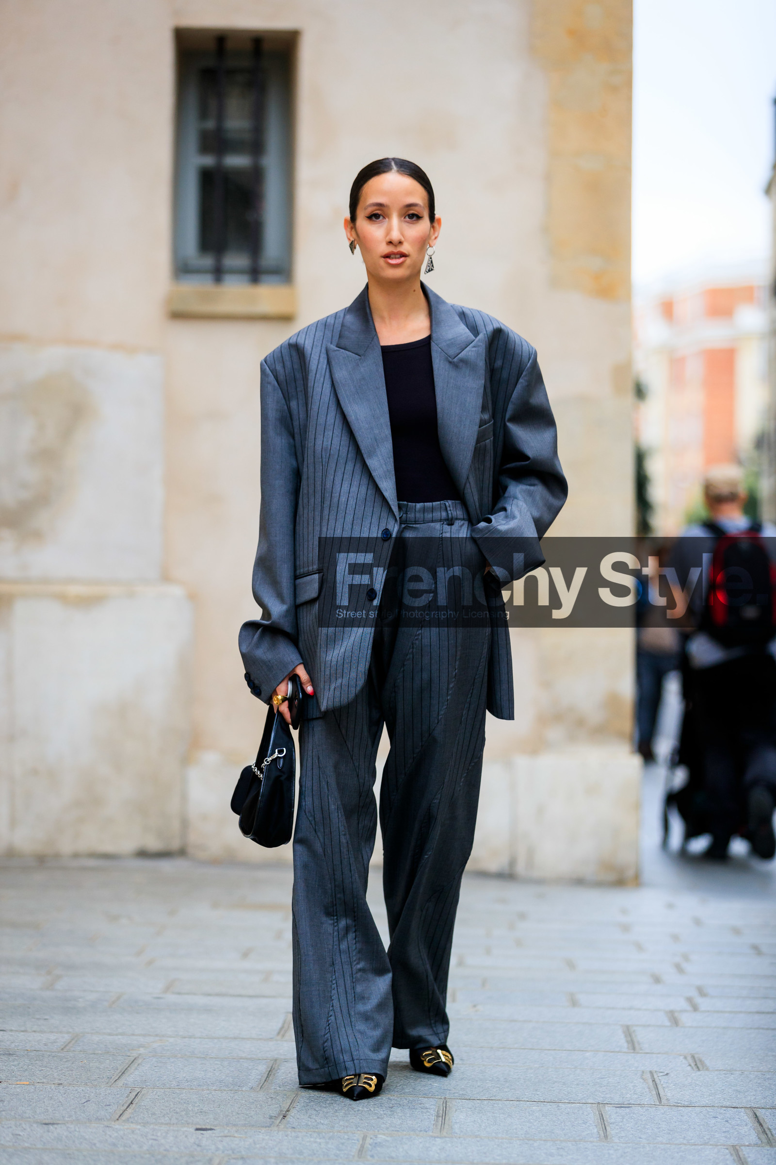 grey jacket, grey pants, striped jacket, striped pants, patchwork jacket, patchwork pants, oversize jacket, oversize pants, oversize suits, prada bag, black bag, dangling earrings, silvered earrings, black earrings, prada earrings, black leather pumps, golden buckle shoes, sharp end shoes, balenciaga shoes, alexandra guerain, fashion week, frenchystyle, FW, jonathan paciullo, street style, PFW, PARIS, SPRING SUMMER 2022, SS 22, vertical, full length