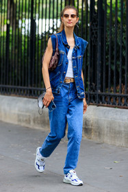 denim, denim total look, sleeveless jacket, blue jacket, blue jeans, oversize jacket, loose jeans, white top, suede belt, camel belt, belted pants, belted jeans, rayban sunglasses, golden frame sunglasses, smoked sunglasses, square shape glasses, big sunglasses, silvered earrings, chain earrings, dangling earrings, new balance sneakers, white sneakers, fashion week, frenchystyle, FW, jonathan paciullo, street style, PFW, PARIS, AUTUMN WINTER 2021-2022, FALL WINTER 2021-2022, FW 21-22, vertical, full length, model