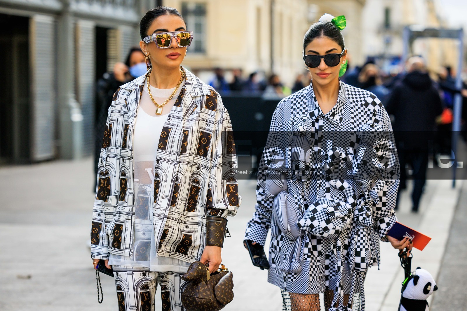 louis vuitton, sunglasses, white sunglasses, chained necklace, locked necklaces, white top, silk shirt, silk pants, logo pants, logo shirt, printed shirt, printed pants, duck shape bag, louis vuitton bag, monogram bag, golden earrings, black sunglasses, assymetric dress, black and white dress, plushies dress, panda bag, fashion week, frenchystyle, FW, jonathan paciullo, street style, PFW, PARIS, menswear, FALL WINTER 2022-2023, AUTUMN WINTER 2022-2023, FW 22-23, atmosphere details, detail, horizontal