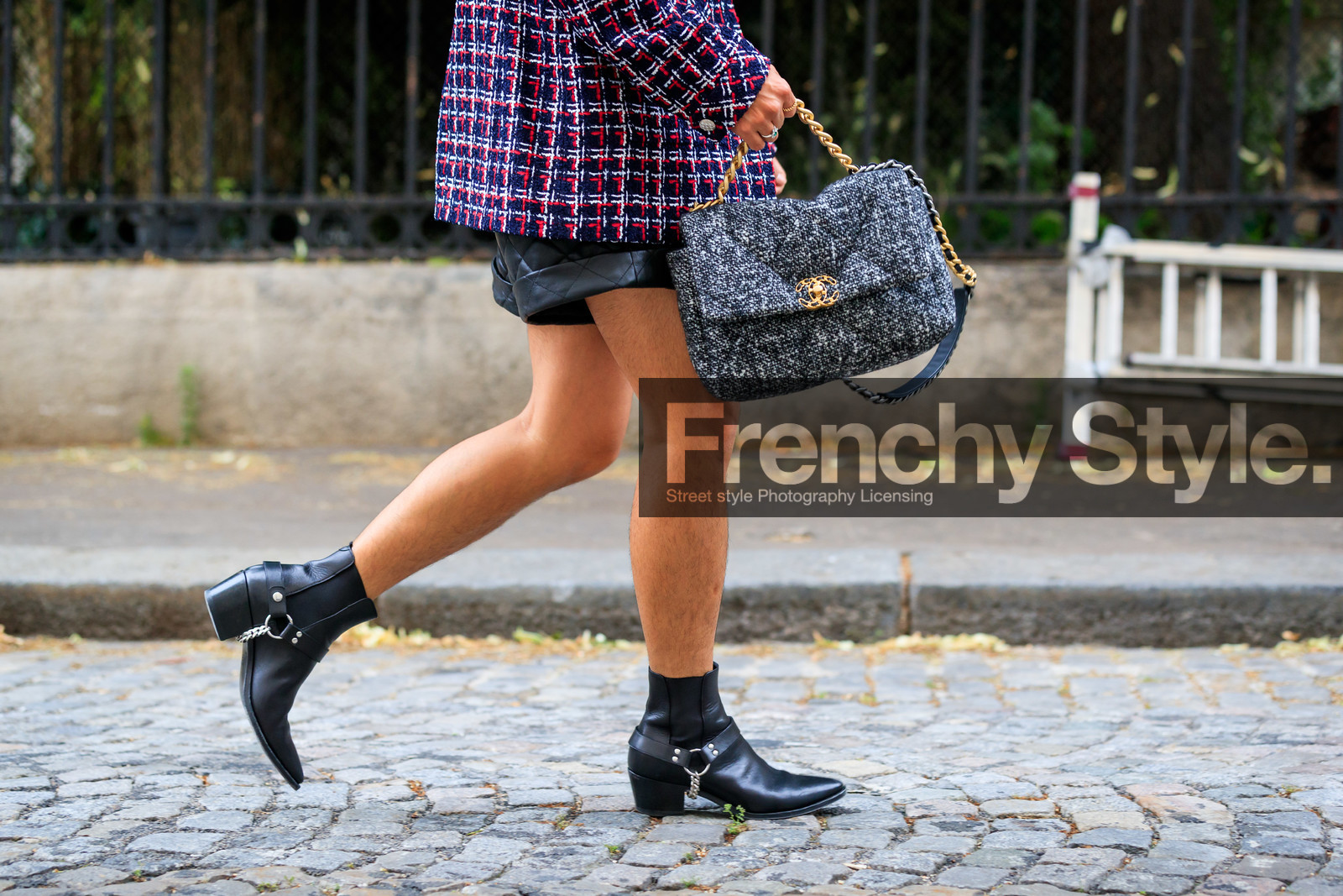 chanel total look, chanel jacket, chanel bag, tweed jacket, tweed shirt, overshirt jacket, red jacket, red shirt, navy blue jacket, navy blue shirt, black leather boots, black leather shorts, quilted shorts, mini shorts, santiag boots, motard boots, tweed bag, grey bag, hand bag, chanel shirt, legs detail, close up detail, bag detail, bryan boy, fashion week, frenchystyle, FW, jonathan paciullo, street style, PFW, PARIS, AUTUMN WINTER 2021-2022, FALL WINTER 2021-2022, FW 21-22, atmosphere details, horizontal, detail