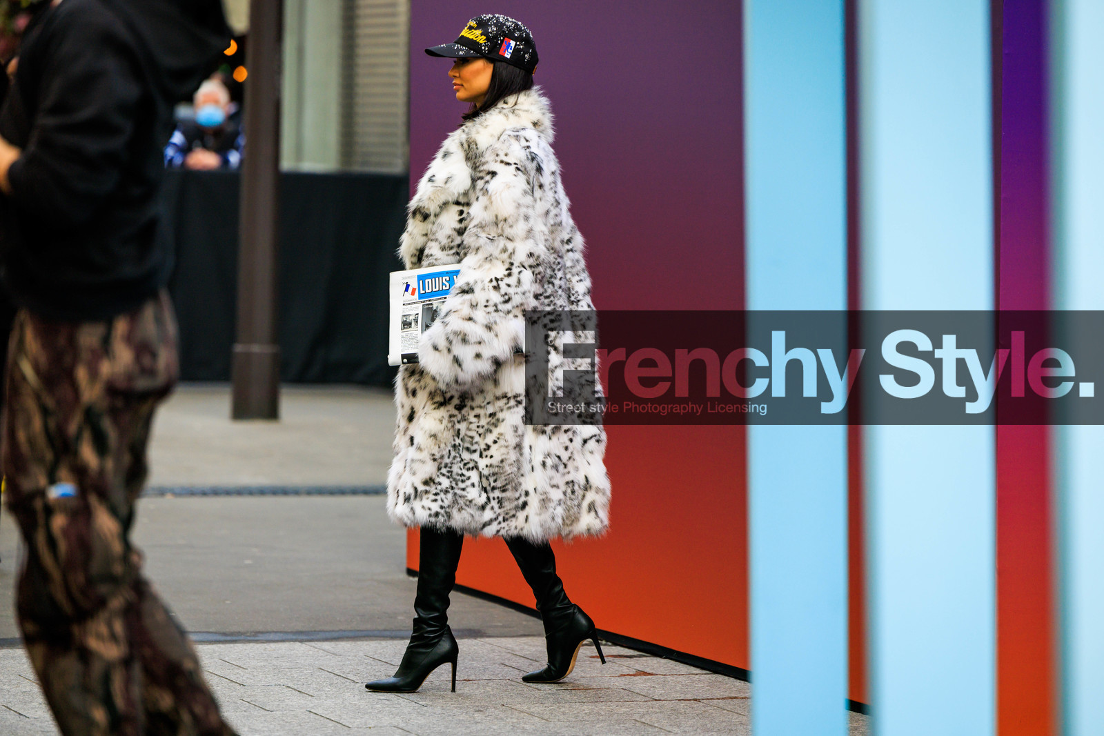 louis vuitton, furry coat, white coat, animal print coat, black boots, highknee boots, heeled boots, leather boots, newspaper, black cap, printed cap, fashion week, frenchystyle, FW, jonathan paciullo, street style, PFW, PARIS, menswear, FALL WINTER 2022-2023, AUTUMN WINTER 2022-2023, FW 22-23, full length, horizontal