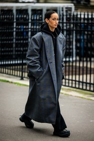 oversized coat, black hoodiee, grey coat, plaid coat, black trousers, black boots, bottega veneta shoes, long necklace, golden loops, transparent glasses, fashion week, frenchystyle, FW, jonathan paciullo, street style, PFW, PARIS, menswear, AUTUMN WINTER 2022-2023, FALL WINTER 2022-2023, FW 22-23, full length, vertical