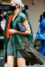 kaki jacket, kaki shorts, kaki bombers, issey miyake bag, black bag, pleated bag, sleeveless jacket, sleeveless bomber, long bomber, sacai jacket, fashion week, frenchystyle, FW, jonathan paciullo, street style, PFW, PARIS, AUTUMN WINTER 2021-2022, FALL WINTER 2021-2022, FW 21-22, vertical, atmosphere details, detail