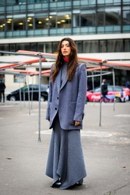 grey blazer, red scarf, knitted top, oversized blazer, longskirt, knitted skirt, rings, fashion week, frenchystyle, FW, jonathan paciullo, street style, PFW, PARIS, menswear, AUTUMN WINTER 2022-2023, FALL WINTER 2022-2023, FW 22-23, full length, vertical