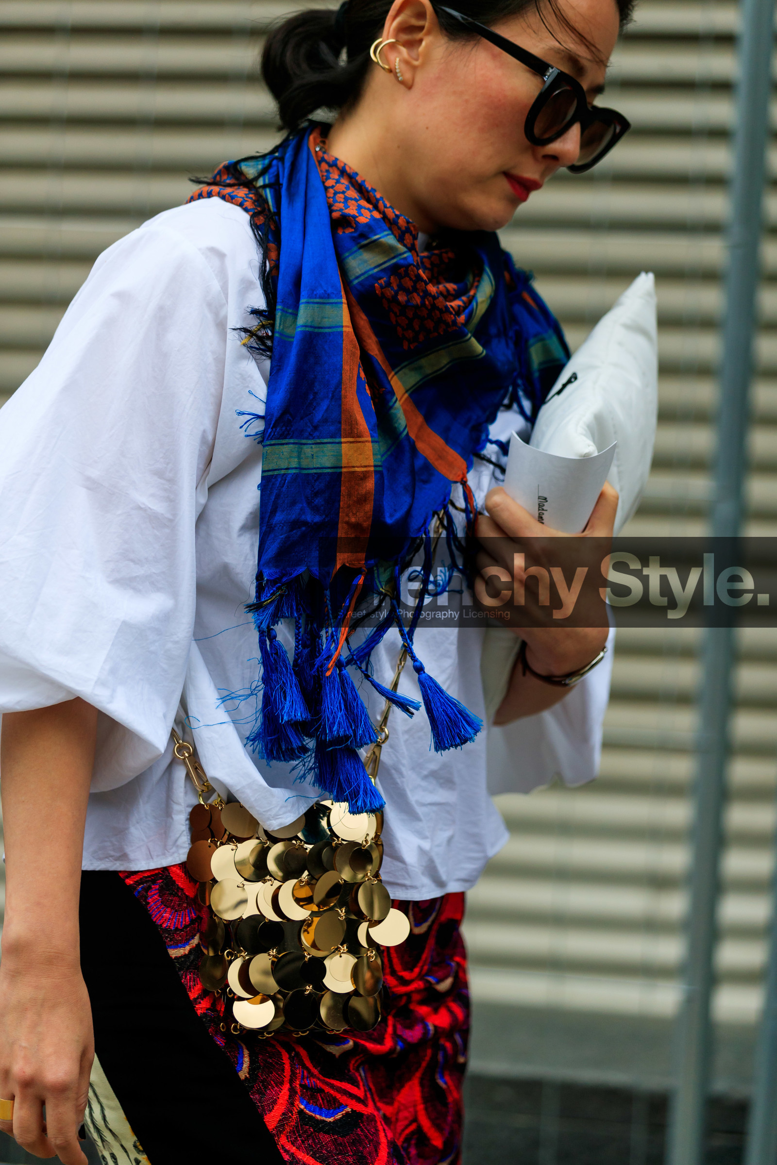 close up detail, golden bag, sequins bag, paco rabanne bag, blue scarf, fringe scarf, checked scarf, orange scarf, fashion week, frenchystyle, FW, jonathan paciullo, street style, SPRING SUMMER 2020, SS 20, PFW, PARIS, vertical, atmosphere details, detail