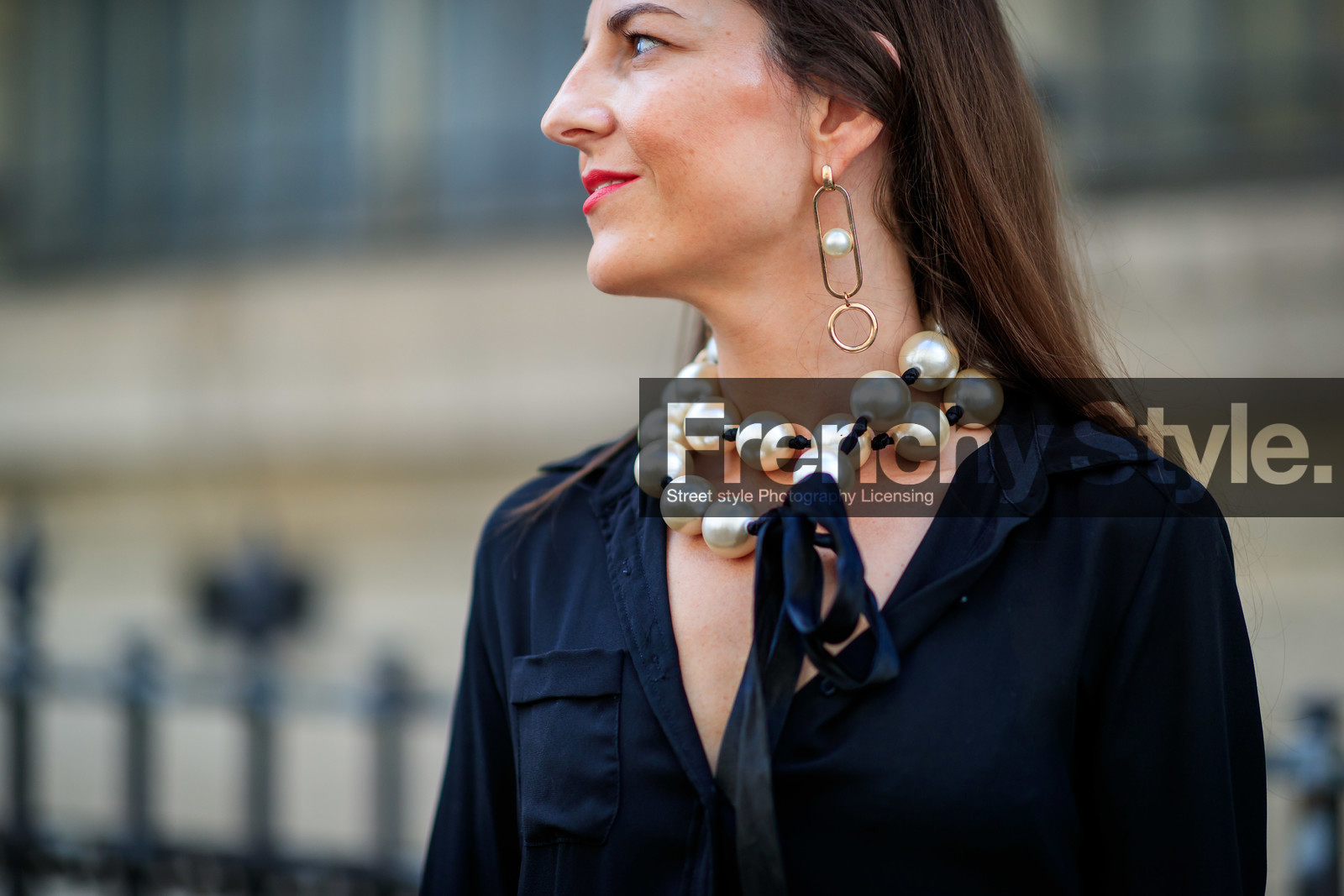 dangling earrings, pearl earrings, pearl necklace, golden earrings, big necklace, big earrings, close up detail, jewel close up, fashion week, frenchystyle, FW, jonathan paciullo, street style, PFW, PARIS, AUTUMN WINTER 2021-2022, FALL WINTER 2021-2022, FW 21-22, atmosphere details, horizontal, detail