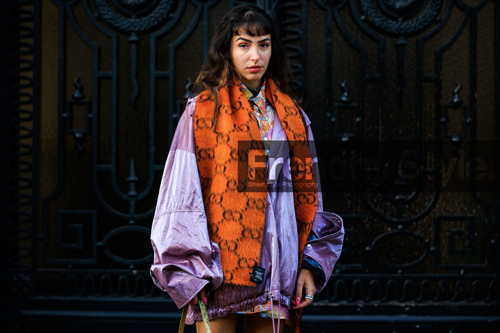 gucci scarf, logo scarf, orange scarf, purple jacket, metallic jacket, bomber jacket, green handbag, sparkling bag, fashion week, frenchystyle, FW, jonathan paciullo, street style, PFW, PARIS, menswear, AUTUMN WINTER 2022-2023, FALL WINTER 2022-2023, FW 22-23, atmosphere details, detail, horizontal