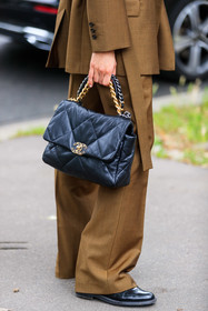 black leather bag, quilted bag, chanel bag, hand bag, chain strap bag, big chain strap bag, golden chain strap bag, silvered chain strap bag, brown pants, loose pants, bag detail, close up detail, fashion week, frenchystyle, FW, jonathan paciullo, street style, PFW, PARIS, AUTUMN WINTER 2021-2022, FALL WINTER 2021-2022, FW 21-22, vertical, atmosphere details, detail, model