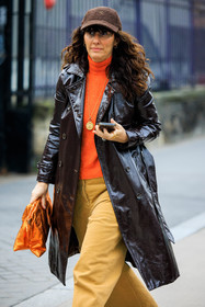 brown cap, brown coat, pattent coat, orange turtleneck, golden necklace, golden loops, yellow pants, metallic pouch, orange pouch, brown trench, fashion week, frenchystyle, FW, jonathan paciullo, street style, PFW, PARIS, menswear, AUTUMN WINTER 2022-2023, FALL WINTER 2022-2023, FW 22-23, full length, vertical