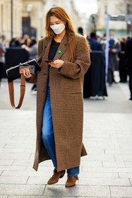 brown coat, plaid coat, black tshirt, classic jeans, brown bottines, pencil bag, black handbag, fashion week, frenchystyle, FW, jonathan paciullo, street style, PFW, PARIS, menswear, FALL WINTER 2022-2023, AUTUMN WINTER 2022-2023, FW 22-23, full length, vertical