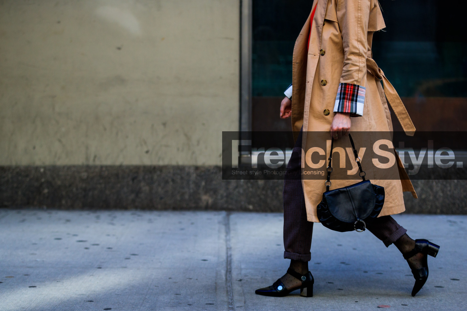 beige coat, black bag, black shoes, brown pants, high heels, leather bag, leather shoes, tartan, trench coat, trousers, street style, jonathan paciullo, FW, frenchystyle, fashion week, NYFW, NEW YORK, AUTUMN WINTER 2018-2019, AW 18-19, FALL WINTER 2018-2019, FW 18-19, atmosphere details, horizontal, detail
