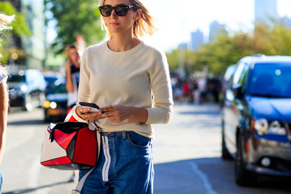 atmosphere details, beige top, black and white bag, blue denim, denim pants, detail, fashion week, frenchystyle, FW, geometric, graphic bag, horizontal, jeans, jonathan paciullo, loewe, multicolor bag, NEW YORK, NYFW, red bag, SPRING SUMMER 2017, SS 17, street style, sunglasses, trousers, white top, woman