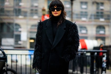 black sunglasses, full black look, feather coat, black coat, black turtleneck, fashion week, frenchystyle, FW, jonathan paciullo, street style, PFW, PARIS, menswear, AUTUMN WINTER 2022-2023, FALL WINTER 2022-2023, FW 22-23, atmosphere details, detail, horizontal
