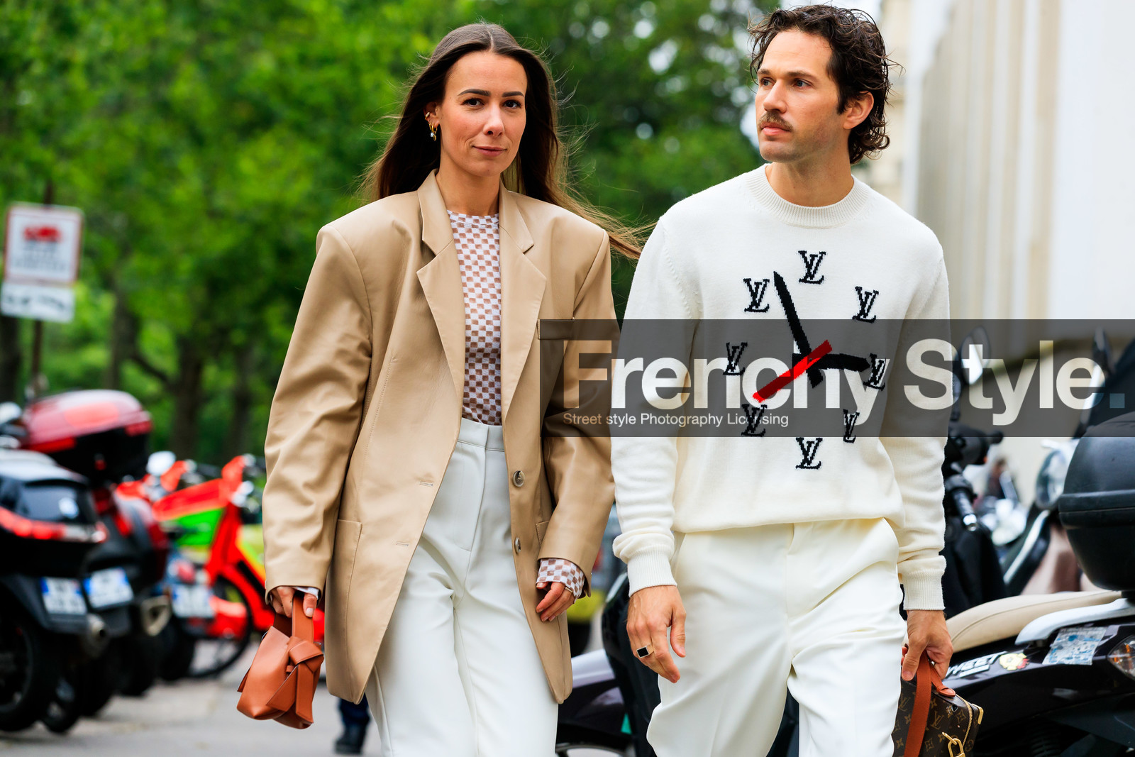 white pullover, white pants, louis vuitton bag, louis vuitton pullover, louis vuitton total look, louis vuitton shoes, monogrammed bag, logo printed bag, logo all over, brown leather bag, jacquard pullover, flare pants, loose pants, light beige jacket, light beige top, beige jacket, beige top, checked top, oversize jacket, acne studios bag, mini bag, hand bag, camel leather bag, JS roques, alice barbier, alice & j.s, fashion week, frenchystyle, FW, jonathan paciullo, street style, PFW, PARIS, SPRING SUMMER 2022, SS 22, horizontal, atmosphere details, detail