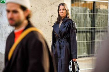 leather trench, brown trench, animal print bag, coperni bag, beige top, cut out top, fashion week, frenchystyle, FW, jonathan paciullo, street style, PFW, PARIS, menswear, FALL WINTER 2022-2023, AUTUMN WINTER 2022-2023, FW 22-23, atmosphere details, detail, horizontal