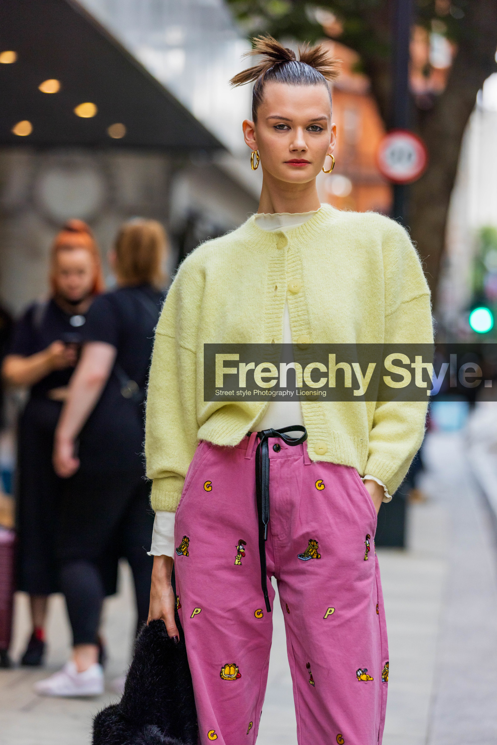 Daniela Kocianova, knits, cardigan, yellow, pink, trousers, pants, high waisted, black, cabas bag, loops, print, fashion week, frenchystyle, FW, jonathan paciullo, street style, SPRING SUMMER 2022, SS 22, LFW, LONDON, vertical, atmosphere details, detail, model
