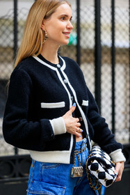 mini bag, denim, blue jeans, cargo pants, loose pants, low waist jeans, black cardigan, white cardigan, bicolor cardigan, hoop earrings, chain earrings, golden belt, golden earrings, chanel bag, chanel cardigan, chanel earrings, chanel belt, golden bag, belt bag, chain belt, pernille teisbaek, fashion week, frenchystyle, FW, jonathan paciullo, street style, PFW, PARIS, AUTUMN WINTER 2021-2022, FALL WINTER 2021-2022, FW 21-22, vertical, atmosphere details, detail