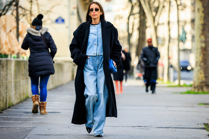 black coat, fluffy coat, black sunglasses, silver earrings, pastel blue cardigan, buttoned cardigan, light blue jeans, baggy jeans, chanel bag, blue handbag, small bag, black heels, black shoes, fashion week, frenchystyle, FW, jonathan paciullo, street style, PFW, PARIS, menswear, AUTUMN WINTER 2022-2023, FALL WINTER 2022-2023, FW 22-23, full length, horizontal