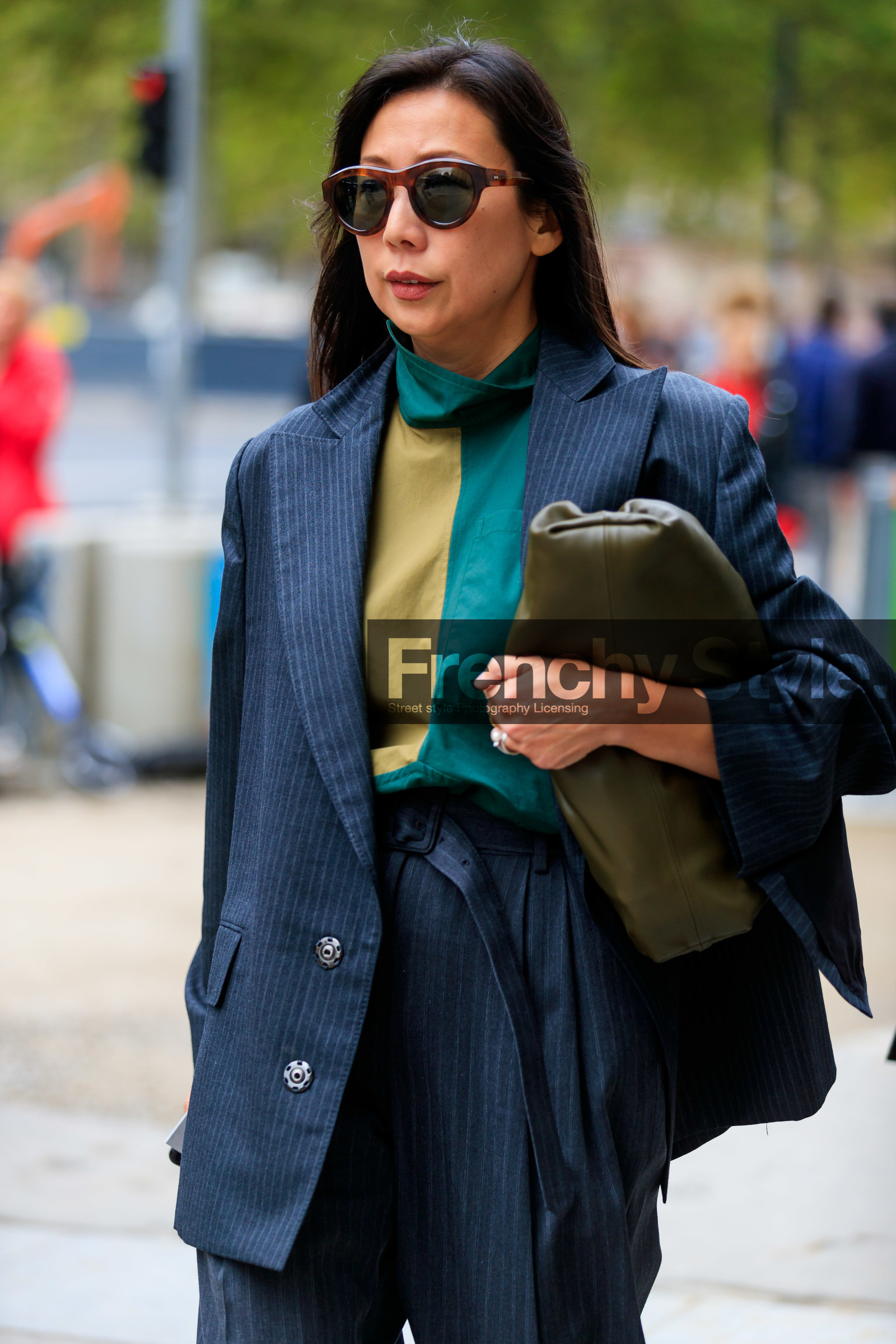 scale sunglasses, dark grey jacket, dark grey pants, dark grey suits, striped jacket, striped pants, striped suits, carrot pants, belted pants, green blouse, high collar blouse, kaki leather bag, kaki leather clutch, fashion week, frenchystyle, FW, jonathan paciullo, street style, SPRING SUMMER 2020, SS 20, PFW, PARIS, vertical, atmosphere details, detail
