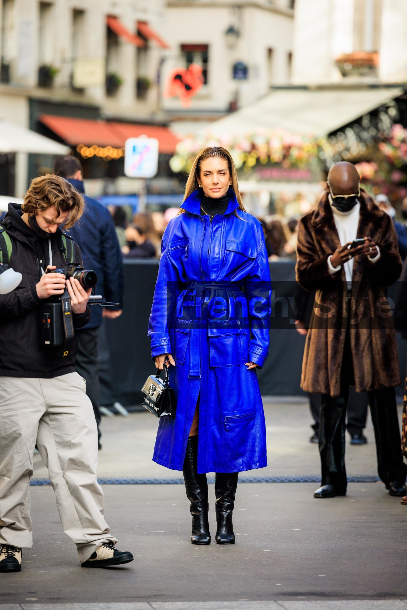 blue trench, leather trench, black turtleneck, black boots, leather boots, louis vuitton, louis vuitton bag, logo bag, black handbag, fashion week, frenchystyle, FW, jonathan paciullo, street style, PFW, PARIS, menswear, FALL WINTER 2022-2023, AUTUMN WINTER 2022-2023, FW 22-23, full length, vertical