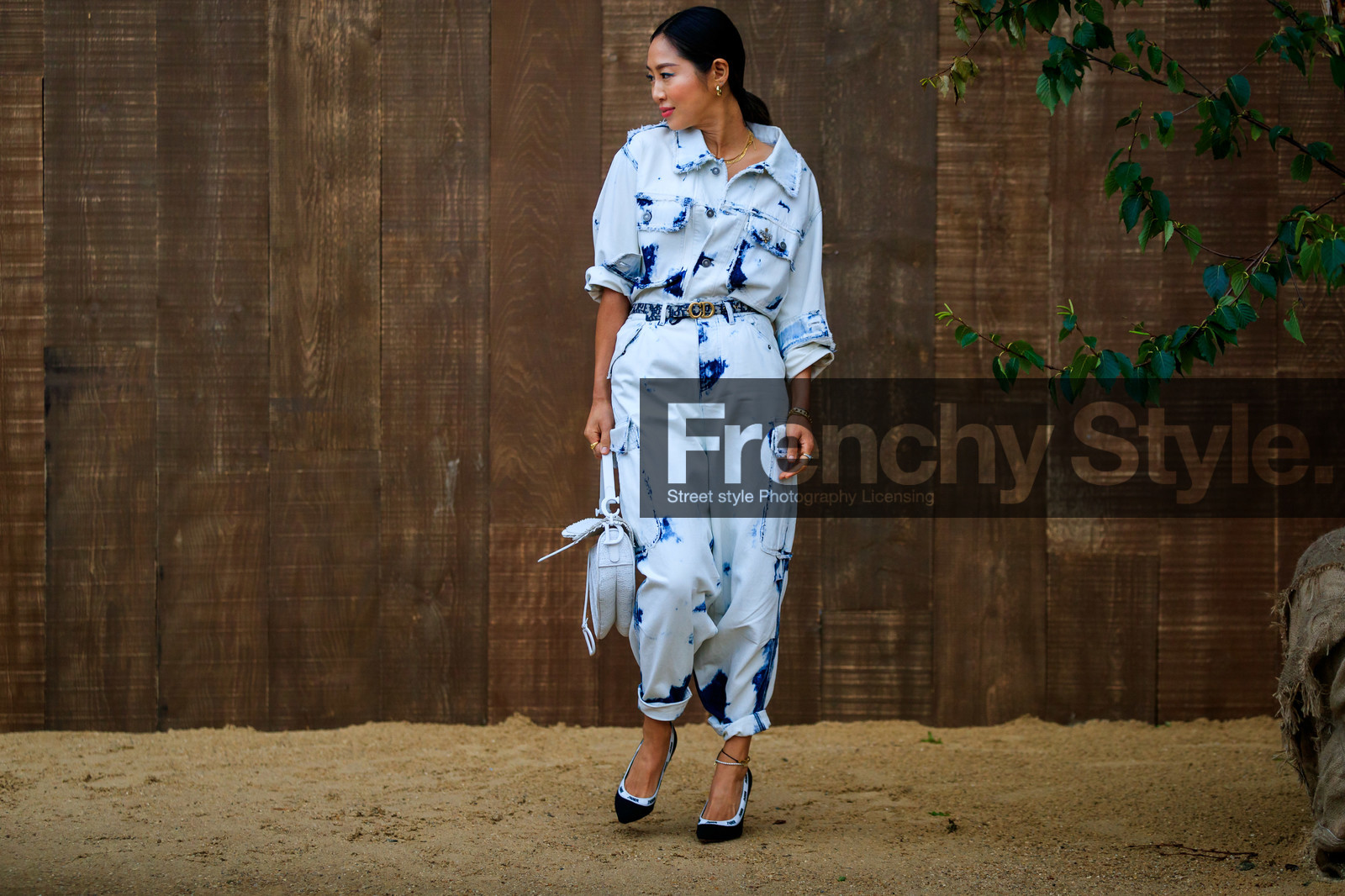 aimee song, dior total look, dior bag, dior belt, dior bracelet, dior pants, dior shoes, dior shirt, denim, denim total look, denim shirt, light blue jeans, tie and dye shirt, tie and dye jeans, tie and dye denim, cropped jeans, monogrammed belt, white leather bag, ankle bracelet, plaited bag, dior pin, strassed pin, safari pants, black shoes, high heels shoes, logo strap shoes, fashion week, frenchystyle, FW, jonathan paciullo, street style, SPRING SUMMER 2020, SS 20, PFW, PARIS, horizontal, atmosphere details, full length