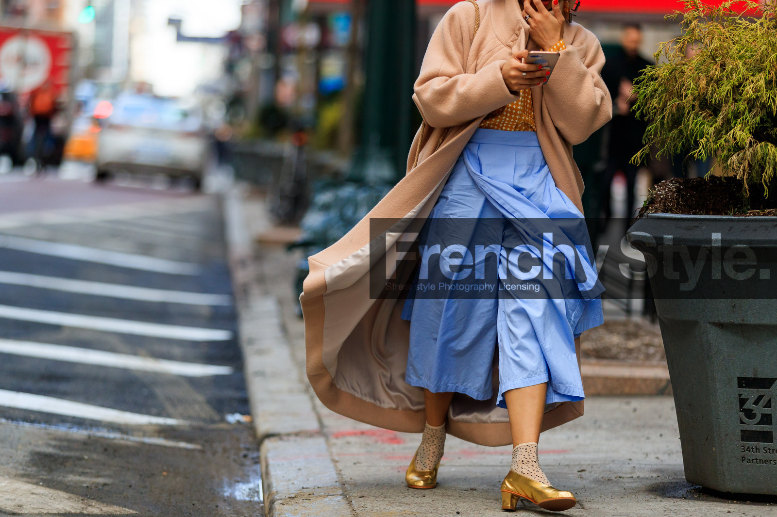 beige coat, blue pants, golden shoes, high heels, leather shoes, shiny shoes, socks, wide pant, street style, jonathan paciullo, FW, frenchystyle, fashion week, NYFW, NEW YORK, AUTUMN WINTER 2018-2019, AW 18-19, FALL WINTER 2018-2019, FW 18-19, atmosphere details, horizontal, detail