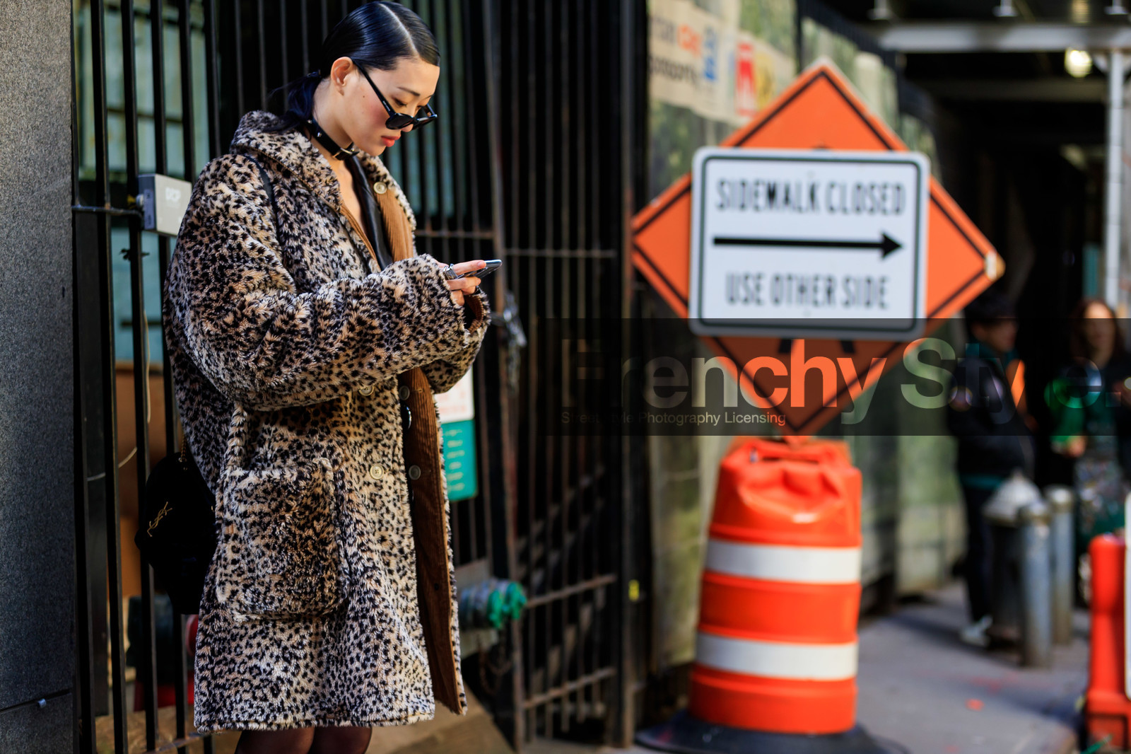 model, sora choi, leopard printed coat, fur coat, black leather jacket, black leather dress, beige coat, iphone, smartphone, fashion week, frenchystyle, FW, jonathan paciullo, street style, NYFW, NEW YORK, AUTUMN WINTER 2020-2021, FALL WINTER 2020-2021, FW 20-21, horizontal, atmosphere details, detail