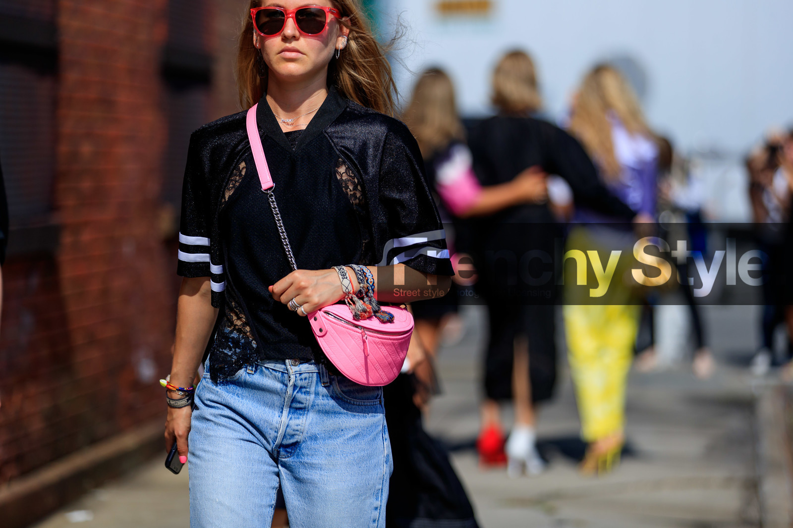 balenciaga, black top, blue denim, bracelet, denim pants, jeans, jersey, jessica minkoff, pink bag, sunglasses, trousers, street style, jonathan paciullo, FW, frenchystyle, fashion week, NEW YORK, NYFW, SPRING SUMMER 2020, SS 20, horizontal, atmosphere details, detail