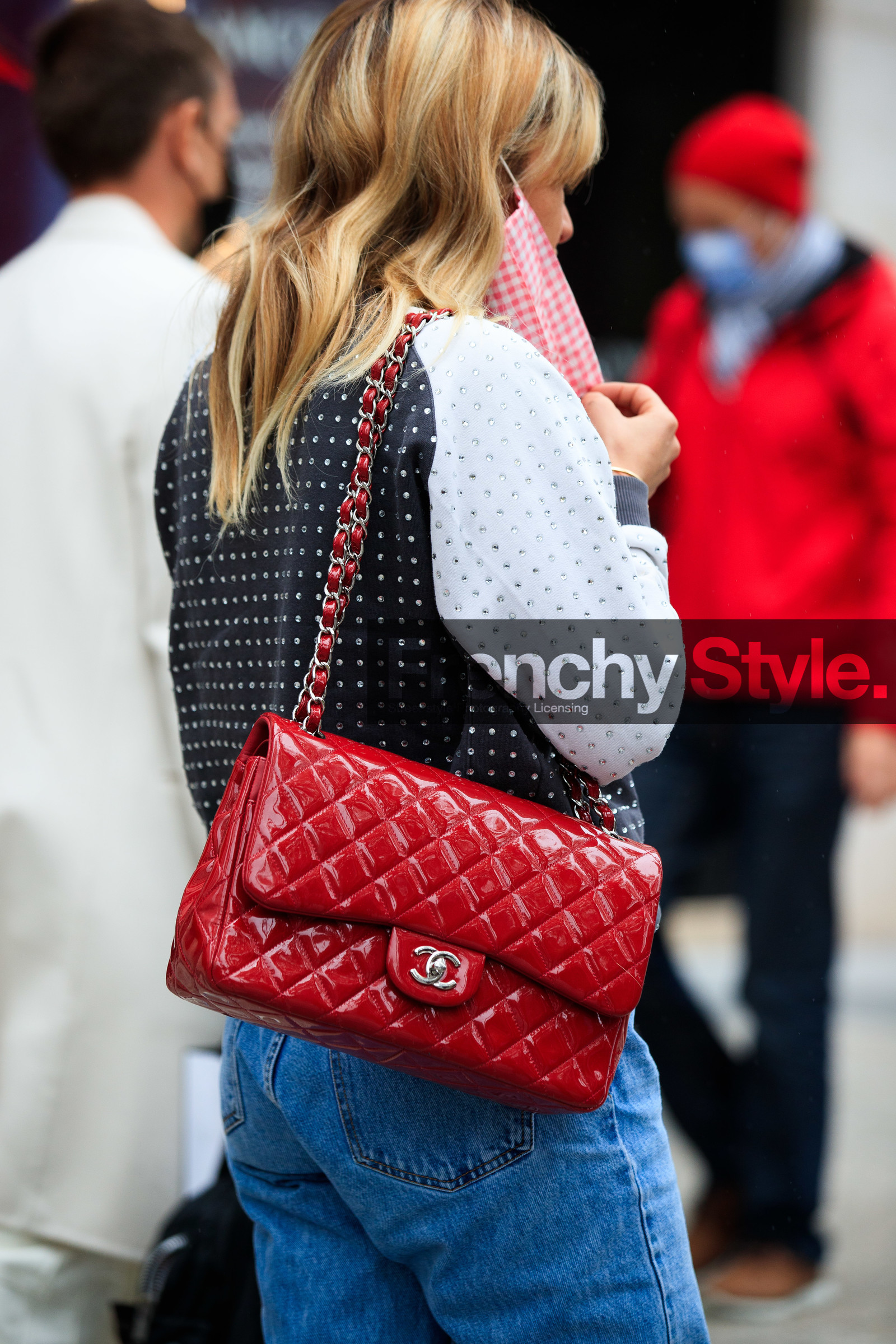 red polish bag, red bag, polish bag, shoulder bag, quilted bag, chanel bag, strassed sweatshirt, black sweatshirt, white sweatshirt, bicolor sweatshirt, back details, bag detail, PARIS, PFW, fashion week, frenchystyle, FW, jonathan paciullo, street style, SPRING SUMMER 2021, SS 21, vertical, atmosphere details, detail