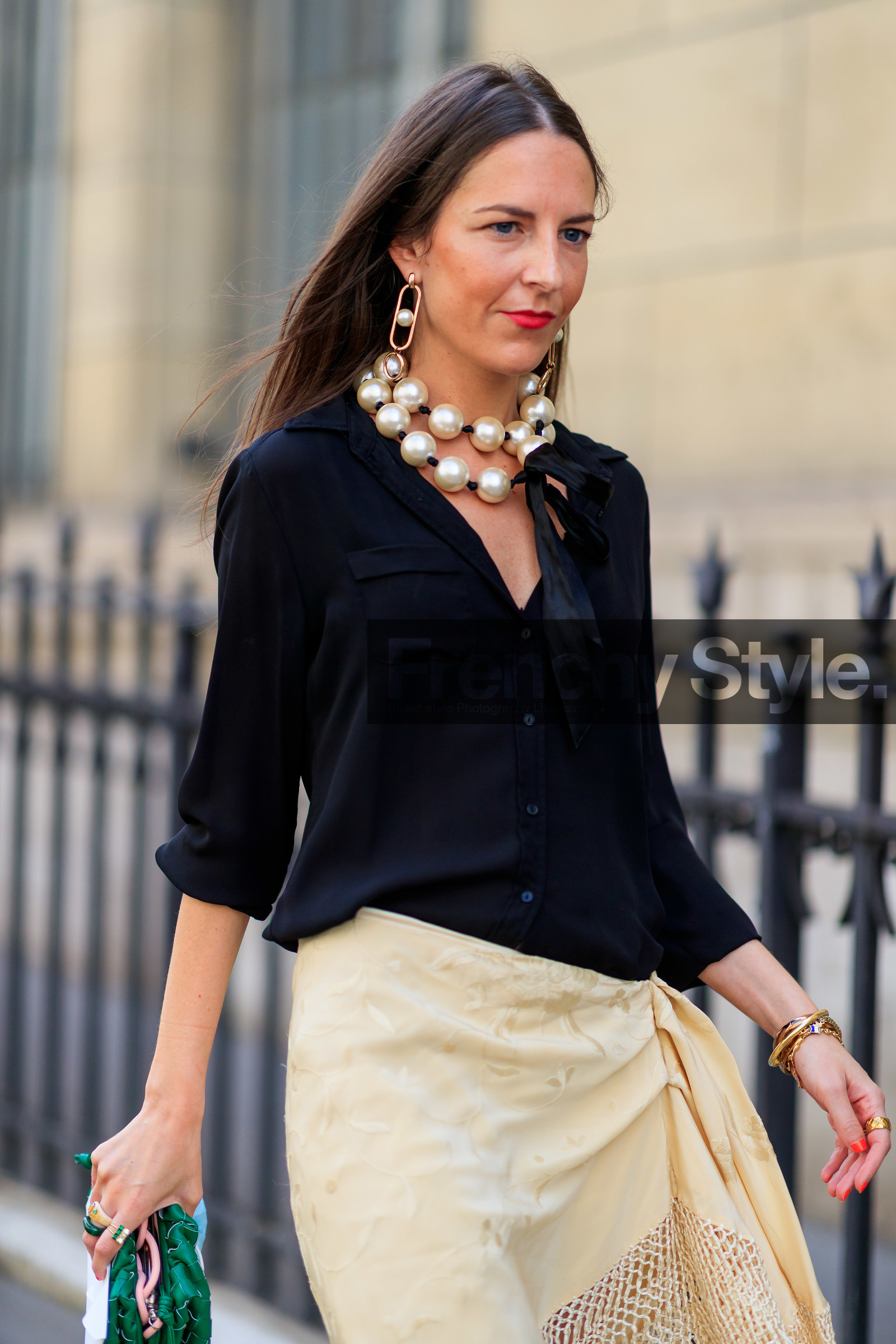 dangling earrings, pearl earrings, pearl necklace, golden earrings, big necklace, big earrings, black shirt, silk shirt, low necked shirt, fashion week, frenchystyle, FW, jonathan paciullo, street style, PFW, PARIS, AUTUMN WINTER 2021-2022, FALL WINTER 2021-2022, FW 21-22, vertical, atmosphere details, detail