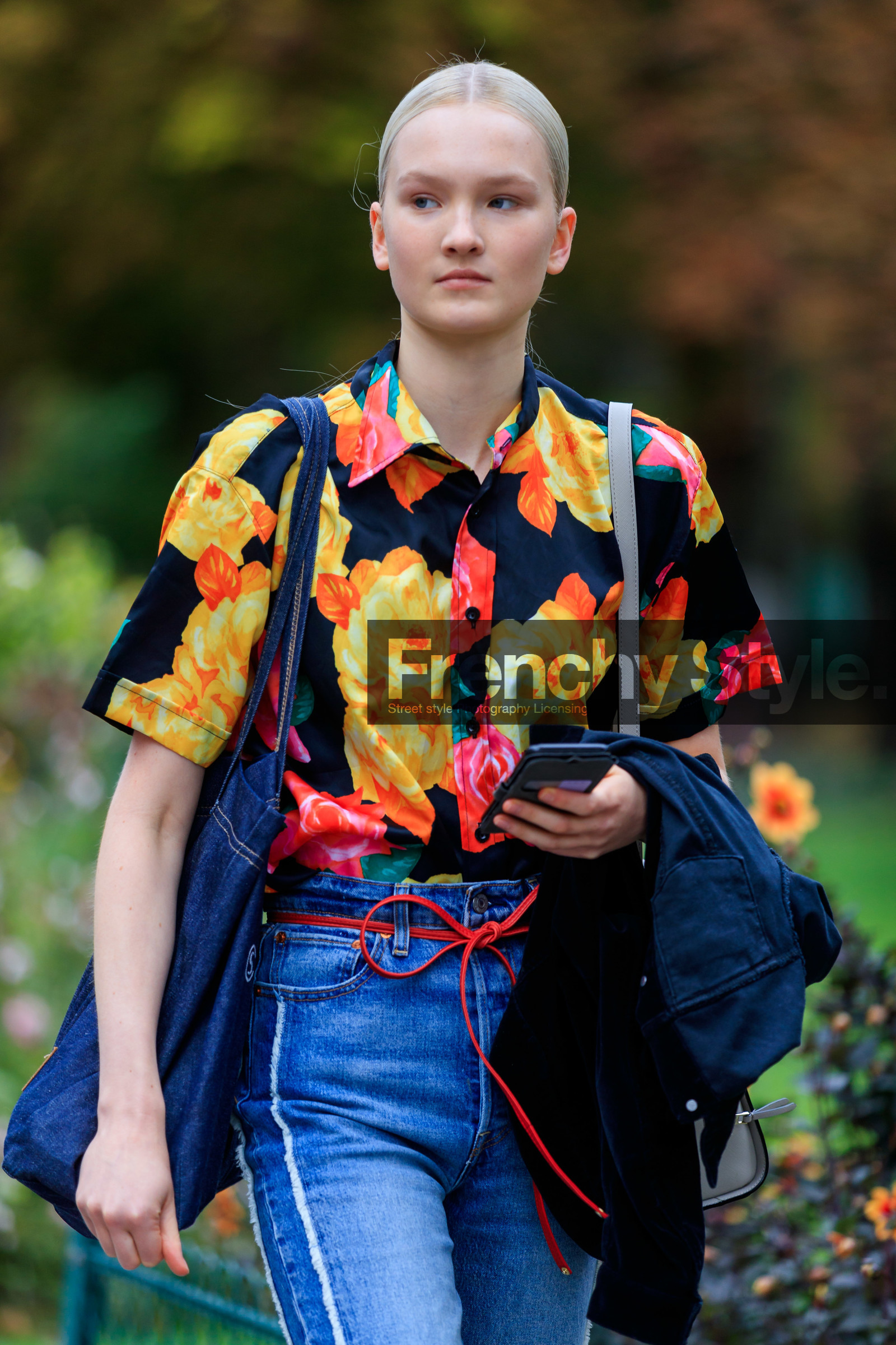 model, black shirt, yellow shirt, short sleeves shirt, floral printed shirt, used jeans, blue jeans, denim, fashion week, frenchystyle, FW, jonathan paciullo, street style, SPRING SUMMER 2020, SS 20, PFW, PARIS, vertical, full length