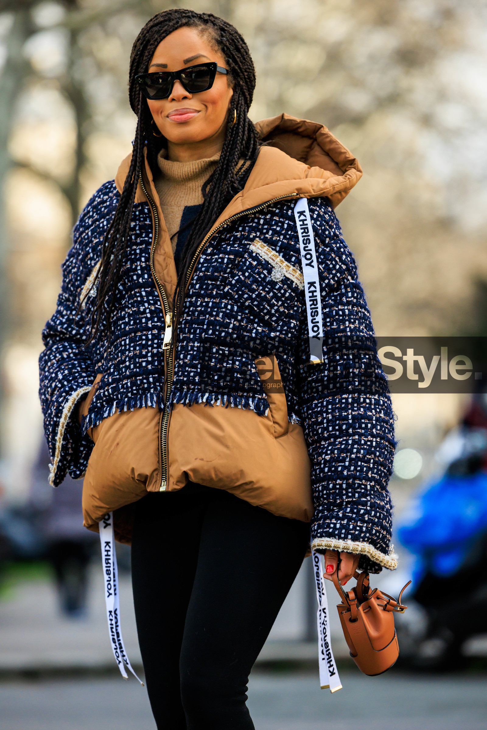 braided hair, long braids, black sunglasses, puffed jacket, dual toned jacket, tweed jacket, black leggings, brown bag, mini bucket bag, fashion week, frenchystyle, FW, jonathan paciullo, street style, PFW, PARIS, menswear, AUTUMN WINTER 2022-2023, FALL WINTER 2022-2023, FW 22-23, atmosphere details, detail, vertical