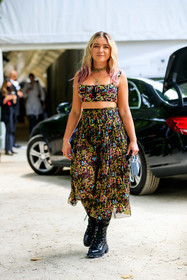 dior top, dior total look, dior skirt, dior necklace, black top, black skirt, multicolor skirt, multicolor top, floral embroidered skirt, floral embroidered top, embroidered skirt, embroidered top, sleeveless top, tank top, cropped top, zipped top, golden necklace, multi necklace, initials necklace, letters necklace, chain necklace, lucky charm necklace, pink hair, hair details, long skirt, florence pugh, fashion week, frenchystyle, FW, jonathan paciullo, street style, PFW, PARIS, AUTUMN WINTER 2021-2022, FALL WINTER 2021-2022, FW 21-22, vertical, full length