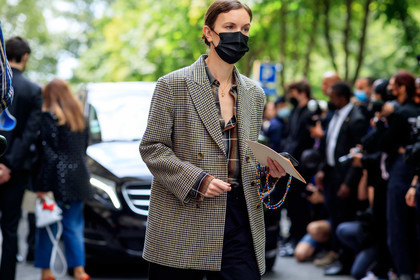 beige jacket, checked jacket, checked shirt, houndstooth printed jacket, brown jacket, brown shirt, mix and match look, low necked shirt, jo ellison, fashion week, frenchystyle, FW, jonathan paciullo, street style, PFW, PARIS, AUTUMN WINTER 2021-2022, FALL WINTER 2021-2022, FW 21-22, atmosphere details, horizontal, detail