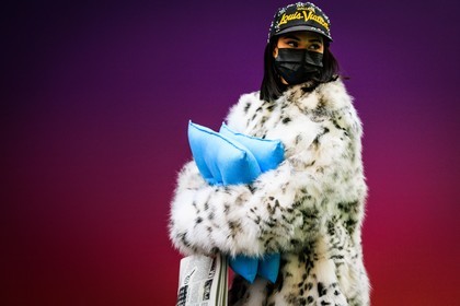 louis vuitton, black cap, printed cap, logo cap, furry coat, animal skin coat, blue pillow, newspaper, smoky eyes, black mask, fashion week, frenchystyle, FW, jonathan paciullo, street style, PFW, PARIS, menswear, FALL WINTER 2022-2023, AUTUMN WINTER 2022-2023, FW 22-23, atmosphere details, detail, horizontal