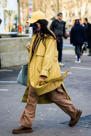 yellow cap, yellow trench, leather trench, blue mask, brown trousers, cargo pants, blue tote bag, brown boots, fashion week, frenchystyle, FW, jonathan paciullo, street style, PFW, PARIS, menswear, AUTUMN WINTER 2022-2023, FALL WINTER 2022-2023, FW 22-23, full length, vertical